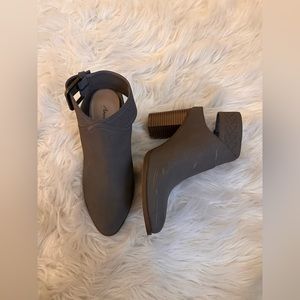 American Eagle open back booties size:7.5